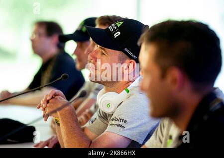 Mark Cavendish, de la Grande-Bretagne et de Team dimension Data, répond aux questions des médias internationaux avant la cérémonie d'ouverture Banque D'Images