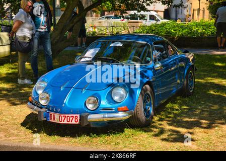 BADEN BADEN, ALLEMAGNE - JUILLET 2022: Bleu Renault Alpine Berlinette A110 1963 coupé sport, réunion oldtimer à Kurpark. Banque D'Images