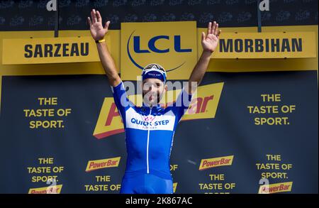 L'équipe de Fernando Gaviria Quick Step Floors remporte la scène dans une finition photo. Banque D'Images