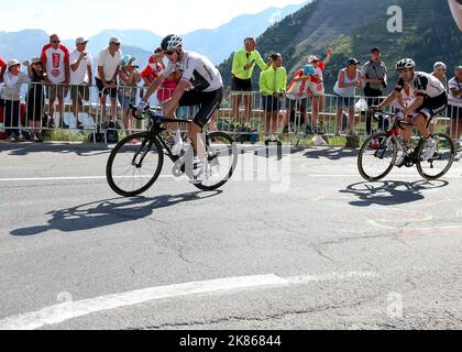 Chris Froome (Team Sky) dirige Tom Dumoulin (team sunweb) lors de l'étape 12 du Tour de France 2018 de Bourg-Saint-Maurice les Arcs à Alpe d'Huez sur 19 juillet 2018. Banque D'Images