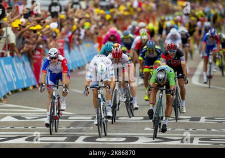 Peter Sagan Team Bora Hansgrohe gagne la scène dans une finale de sprint - 2nd place Alexander Kristoff, 3rd Arnaud Demare (Groupama-FDJ) Banque D'Images