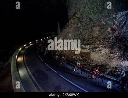 La sortie sécessionniste à travers la grotte de Mez d'Azil lors de la phase 16 du Tour de France 2018 de Carcassonne à Bagnères de Luchon. Banque D'Images