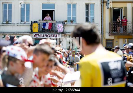 Spectateurs au début de la course avec le maillot jaune de Geraint Thomas signant des autographes au premier plan pendant la phase 18 du Tour de France 2018 Banque D'Images