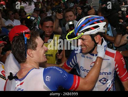 Arnaud Demare (Groupama FDJ) fête avec un coéquipier après avoir remporté la scène Banque D'Images