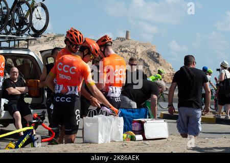 Visite de la scène 1 d'Oman, plage d'Al Sawadi à Suhar Corniche. Équipe CCC avant la course avec Greg Van Avermaet en premier plan Banque D'Images