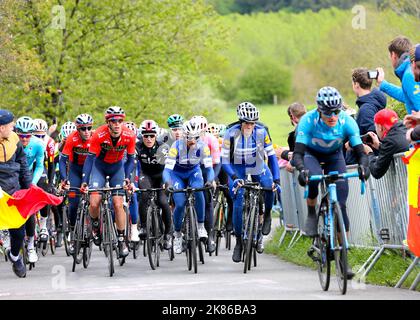 Julian Alaphippe (Deceuninck-Quick-Step) et Michal Kwiatkowski (Team Sky Procycling) sont assis à l'avant du peloton pendant qu'il fait son chemin vers la Redoute Banque D'Images