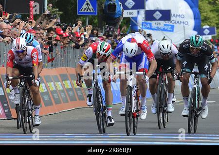 Arnaud Demare remporte le sprint, Elia Viviani termine deuxième au cours de la phase 9 du Giro d'Italia 2019 Banque D'Images