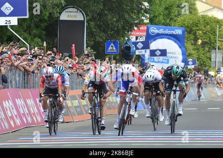 Arnaud Demare remporte le sprint, Elia Viviani termine deuxième au cours de la phase 9 du Giro d'Italia 2019 Banque D'Images