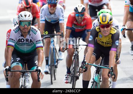 Le pilote néerlandais Mike Teunissen de l'équipe Jumbo Visna remporte le départ en battant de justesse Peter Sagan et Caleb Ewan au sprint pour le Tour de France 2019 Stage 1 de Bruxelles à Charleroi Banque D'Images