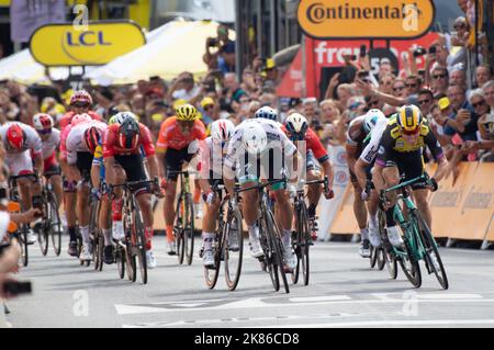 Le pilote néerlandais Mike Teunissen pour l'équipe Jumbo Visna remporte le départ en battant de justesse Peter Sagan au sprint pour le Tour de France 2019 Stage 1 de Bruxelles à Charleroi Banque D'Images