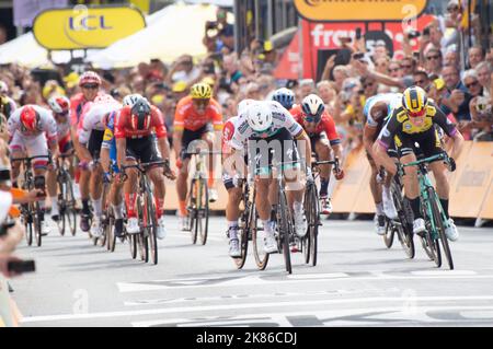 Le pilote néerlandais Mike Teunissen pour l'équipe Jumbo Visna remporte le départ en battant de justesse Peter Sagan au sprint pour le Tour de France 2019 Stage 1 de Bruxelles à Charleroi Banque D'Images