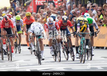 Le pilote néerlandais Mike Teunissen de l'équipe Jumbo Visna remporte le départ en battant de justesse Peter Sagan et Caleb Ewan au sprint pour le Tour de France 2019 Stage 1 de Bruxelles à Charleroi Banque D'Images