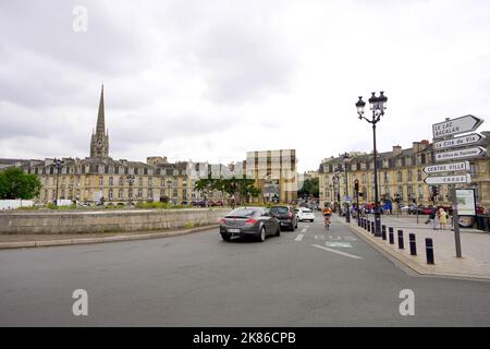 BORDEAUX, FRANCE - 4 JUIN 2022 : Bordeaux magnifique paysage urbain avec porte de Bourgogne, Bordeaux, France Banque D'Images