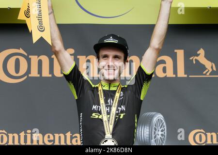 Simon Yates, de Mitchelton Scott, célèbre la victoire Banque D'Images