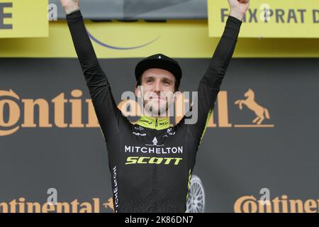 Simon Yates pour Mitchelton Scott célèbre sur scène après avoir remporté le Tour de France 2019 Stage 15 de Limoux à Foix Banque D'Images