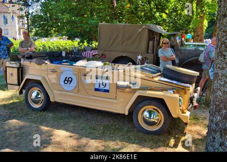 BADEN BADEN, ALLEMAGNE - JUILLET 2022: Beige Volkswagen Type 181 1968 cabrio, réunion oldtimer à Kurpark. Banque D'Images