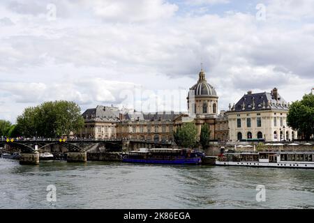 PARIS, FRANCE - 6 JUIN 2022 : Institut de France et pont des Arts, Paris, France Banque D'Images