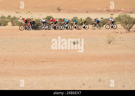 La pause avec Mark Cavendish pour l'équipe de Bahreïn McLaren et les copains de l'équipe au premier et dernier vainqueur de l'étape Rui Costa pour l'équipe de Emirates Saudi Tour 2020, étape 1. Comité olympique saoudien - de Riyad à Jaww - 173km Banque D'Images