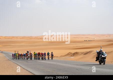 La pause avec Mark Cavendish pour l'équipe Bahrain McLaren dans le pack avec Rui Costa pour l'équipe Émirats Arabes Unis à droite du groupe, Nacer Bouhanni pour l'équipe Total Direct Energie au milieu et Adam de vos au milieu portant le maillot des champions canadiens dans le Saudi Tour 2020, étape 1. Comité olympique saoudien - de Riyad à Jaww - 173km Banque D'Images