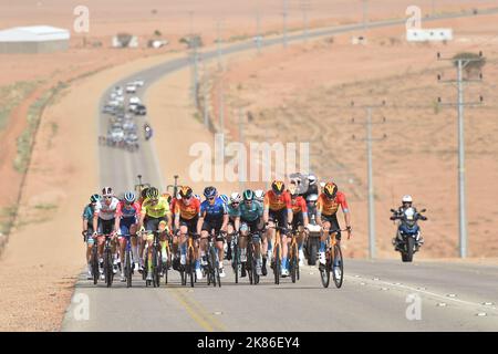 La pause avec Mark Cavendish pour l'équipe Bahrain McLaren parmi le pack avec Rui Costa pour l'équipe des Émirats Arabes Unis à gauche du groupe dans le Saudi Tour 2020, étape 1. Comité olympique saoudien - de Riyad à Jaww - 173km Banque D'Images