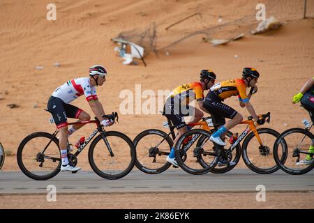 Équipe eau Emirat's Rui Costa en suivant Mark Cavendish pour l'équipe Bahreïn McLaren au cours de la pause du Saudi Tour 2020, étape 1. Comité olympique saoudien - de Riyad à Jaww - 173km Banque D'Images