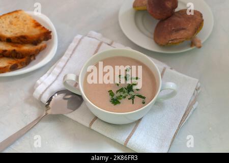 Une assiette de soupe fraîche et délicieuse à la crème de champignons maison. Banque D'Images