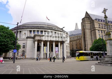 MANCHESTER, Royaume-Uni - 13 JUILLET 2022 : place Saint Peter avec la bibliothèque centrale de Manchester et l'extension de l'hôtel de ville de Manchester dans le centre-ville de Manchester, en Angleterre Banque D'Images