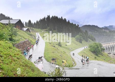 POGACAR Tadej (SLO) de l'ÉQUIPE des Émirats Arabes Unis durant l'étape 9 du Tour de France 2021, Cluses to Tigne. Banque D'Images
