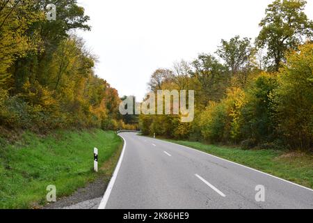 route sinueuse à travers une vallée d'automne Banque D'Images