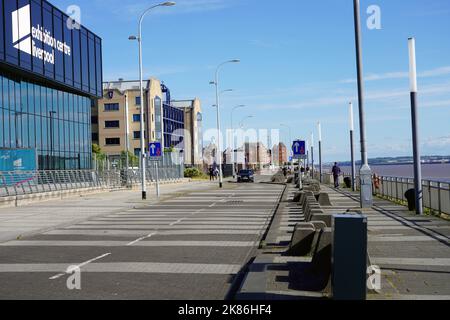 LIVERPOOL, Royaume-Uni - 14 JUILLET 2022 : Liverpool Promenade avec centre d'exposition Liverpool, Angleterre, Royaume-Uni Banque D'Images