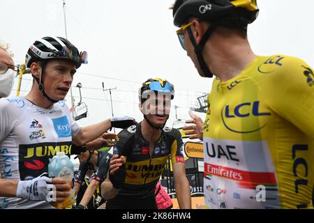 Sepp Kuss de JUMBO - VISMA avec Tadej Pogacar de l'ÉQUIPE des Émirats Arabes Unis gagne la scène et augmente son avance gagne la classification générale - vu ici félicitant le jeune pilote leader VIGEGAARD Jonas (DEN) au premier plan de JUMBO - VISMA dans la phase 18 du Tour de France, jeudi 15th juillet 2021. Le crédit photo devrait être : Pete Goding/GodingImages Banque D'Images