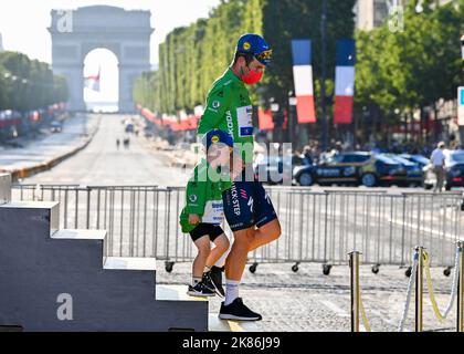Chatou à Paris champs Elyesse , France, le 18 juillet 2021, Mark Cavendish dans le maillot vert monte les marches vers le podium sur fond de l'arc de triomphe crédit:David Stockman/Pool/Goding Images/Alamy Live News Banque D'Images
