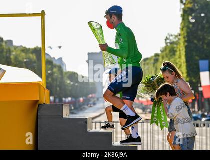 Chatou à Paris champs Elyesse , France, le 18 juillet 2021, Mark Cavendish dans le maillot vert monte les marches vers le podium sur fond de l'arc de triomphe crédit:David Stockman/Pool/Goding Images/Alamy Live News Banque D'Images