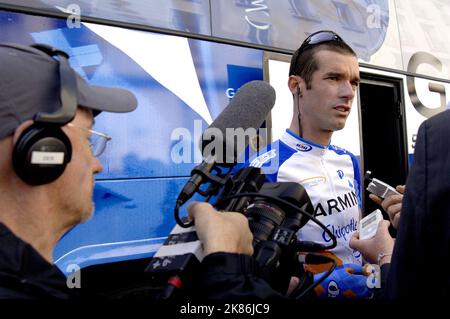 David Millar, de l'équipe Garmin Chipotle (Slipstream), en Grande-Bretagne, est interviewé par les médias Banque D'Images