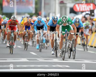 Thor Hushovd, de l'équipe norvégienne de crédit agricole, avance sur Kim Kirchen, de l'équipe de Columbia, au Luxembourg, et Gerald Ciolek, de l'Allemagne Banque D'Images