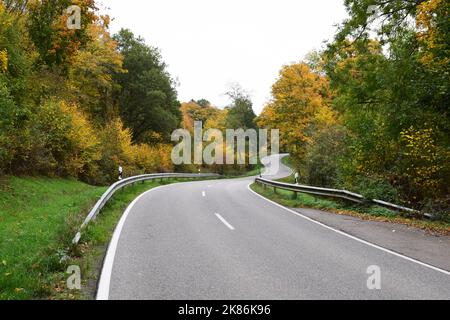 route sinueuse à travers une vallée d'automne Banque D'Images