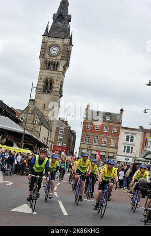 Les coureurs du programme de cyclisme bikabilité traversent Darlington avant le début de la phase six du Tour de Grande-Bretagne. Banque D'Images