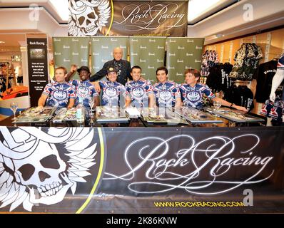 Mohamed Al Fayed, propriétaire de Harrods, et des membres de l'équipe Rock Racing Team. Tyler Hamilton, Oscar Sevilla, Victor Hugo Pena, Fred Rodriguez, Rashaan Bhatti. Banque D'Images