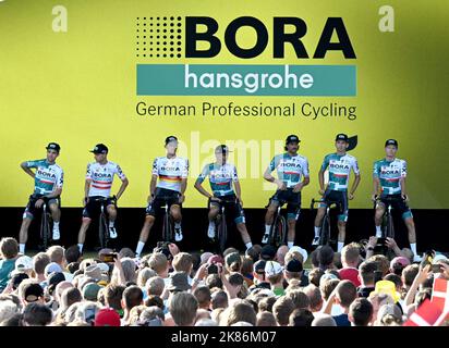 (De gauche à droite) Danny van Poppel des pays-Bas et Team Bora-Hansgrohe, Maximillian Schachmann d'Allemagne et Team Bora-Hansgrohe, Felix Grossgartner d'Autriche et Team Bora-Hansgrohe, Nils Politt d'Allemagne et Team Bora-Hansgrohe, Patrick Konrad d'Autriche et Team Bora-Hansgrohe, Marco Hansgrohe d'Autriche Lennard Kamma d'Allemagne et Team Bora-Hansgrohe, et Aleksandr Vlasov de Russie et Team Bora-Hansgrohe vus sur scène lors des présentations de l'équipe en vue du Tour de France à Copenhague Banque D'Images