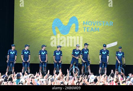 (De gauche à droite) Albert Torres Barcelo d'Espagne et Movistar Team, Gregor Muhlberger d'Autriche et Movistar Team, Gorka Izagirren Insausti d'Espagne et Movistar Team, Nelson Oliveira du Portugal et Movistar Team, Carlos Verona d'Espagne et Movistar Team, Imanol Erviti d'Espagne et Movistar Team, Matteo Jorgenson des États-Unis et Movistar Team, et Enric Mas d'Espagne et Movistar Team vus sur scène lors des présentations de l'équipe en vue du Tour de France à Copenhague Banque D'Images