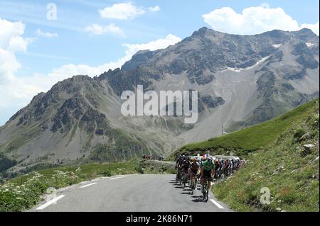 Huez, France, le 14th juillet 2022. Vue générale du peloton pendant la phase 12 du Tour de France, de Briançon à Alpe dâ€™Huez. Crédit : David Pintens/Godingimages/Alamy Live News Banque D'Images