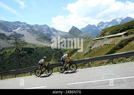 Huez, France, le 14th juillet 2022. Louis Meintjes d'Afrique du Sud et l'équipe Intermarche-Wanty-Gobert Materiaux et Georg Zimmermann d'Allemagne et l'équipe Intermarche-Wanty-Gobert Materiaux en action pendant la phase 12 du Tour de France, Briançon à Alpe dâ€™Huez. Crédit : David Pintens/Godingimages/Alamy Live News Banque D'Images