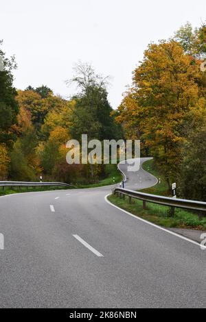 route sinueuse à travers une vallée d'automne Banque D'Images