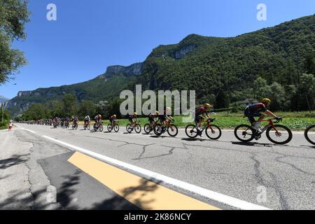 Sainte-Etienne, France, le 15th juillet 2022. Une vue générale de l'équipe Ineos amoingst le peloton lors de l'étape 13 du Tour de France, le Bourg Dâ€™Oisans à Sainte-Etienne. Credit: Pete Goding/Alamy Live News Banque D'Images