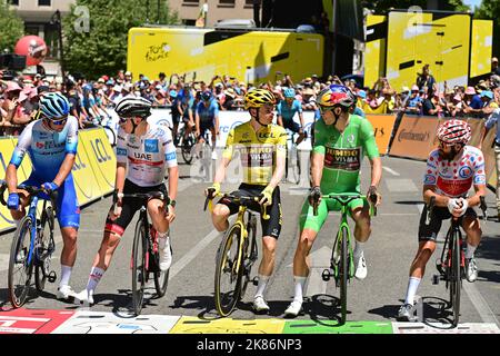 Vainqueur de la première étape et tous les leaders jerseys (Michael MATTHEWS, Tadej POGAÄŒAR, Jonas VIGEGAARD, Wout VAN AERT, Simon GESCHKE) au début de Tour de France, Stage 15, France, 17th juillet 2022, Credit:Pete Goding/Goding Images/PA Images Banque D'Images