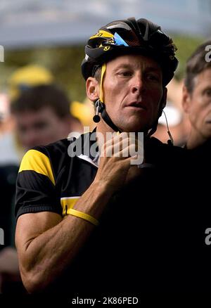 Lance Armstrong d'Astana lors des épreuves individuelles du Tour de France à Monaco. Banque D'Images