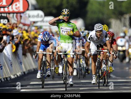 Mark Cavendish (au centre) de l'équipe Columbia traverse la ligne pour remporter la troisième étape du Tour de France entre Marseille et la Grande-Motte. Banque D'Images