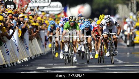 Mark Cavendish (au centre) de l'équipe Columbia se déplace jusqu'à la file d'attente pour remporter la troisième étape du Tour de France entre Marseille et la Grande-Motte. Banque D'Images