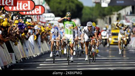 Mark Cavendish (au centre) de l'équipe Columbia traverse la ligne pour remporter la troisième étape du Tour de France entre Marseille et la Grande-Motte. Banque D'Images