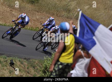 Un fan regarde l'équipe Katusha en action pendant le Team Time Trial dans la quatrième étape du Tour de France autour de Montpellier, France Banque D'Images